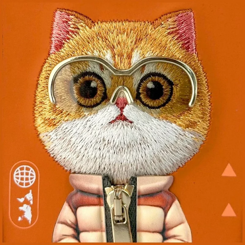 Capa Apokin Nimmy Bordada Série Amigos Cool and Cute 2.0 para Apple iPhone 17 Pro e iPhone 18 Pro Gato Laranja - Imagem 4