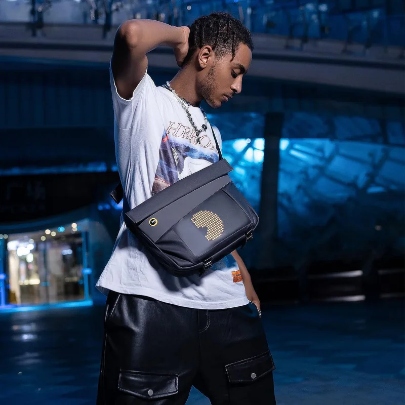 Mala de Tiracolo Divoom Pixoo Sling Bag-V com Ecrã LED 16x16 Preto - Imagem 3
