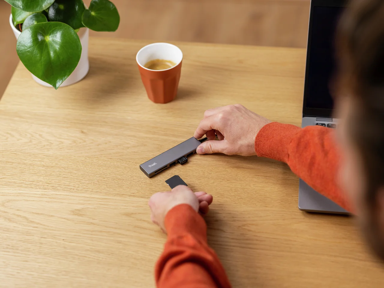 Hub USB-C com Leitor de Cartões Trust Halyx Fast 3 Portas USB-A + SD/MicroSD Alumínio - Imagem 7