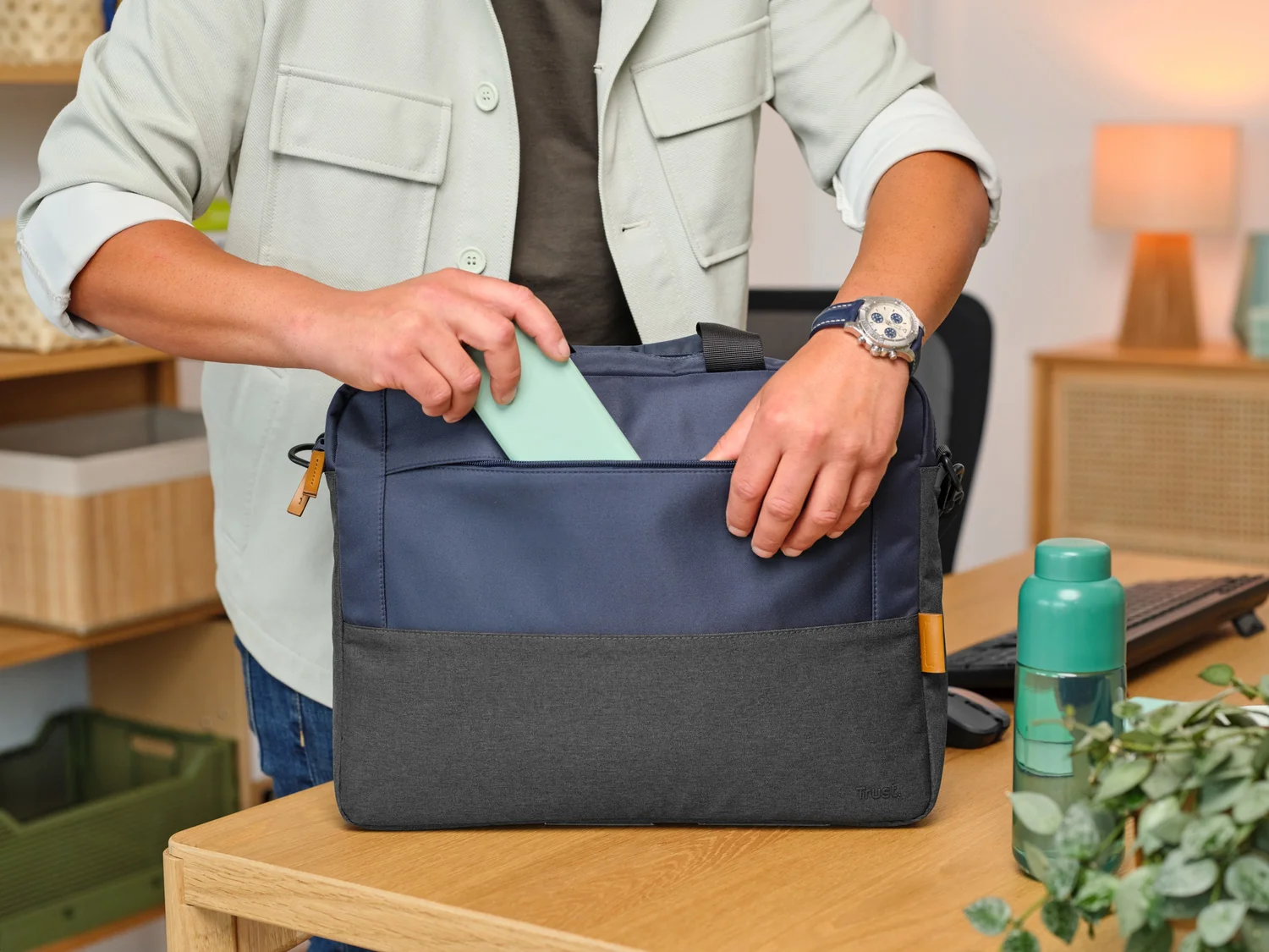 Mala para Portátil Trust Lisboa 16" Azul Materiais Reciclados e Resistente à Água - Imagem 6