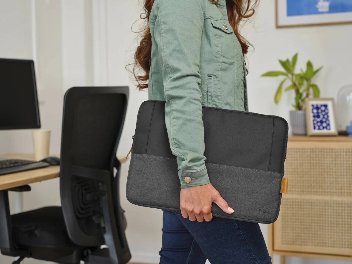 Capa para Portátil Trust Lisboa 16" Preto em Poliéster Reciclado com Fecho Zip - Imagem 7