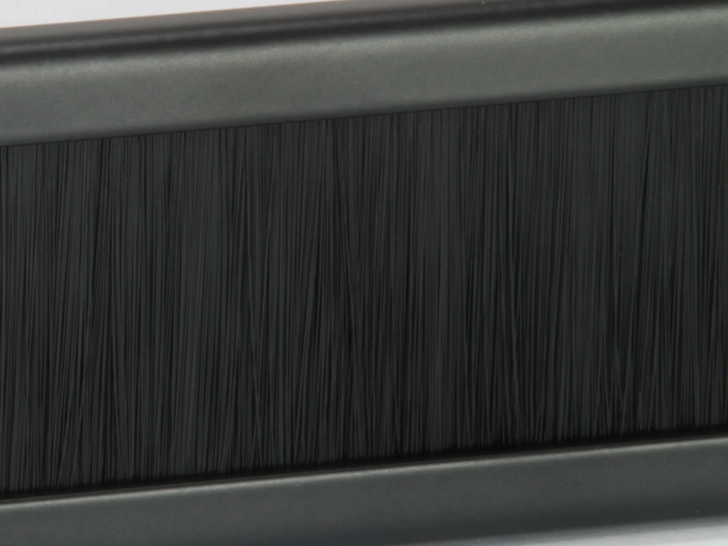 Painel de Escova Rack 19" 1U com Passagem de Cabos Equip 327413 Preto - Imagem 4