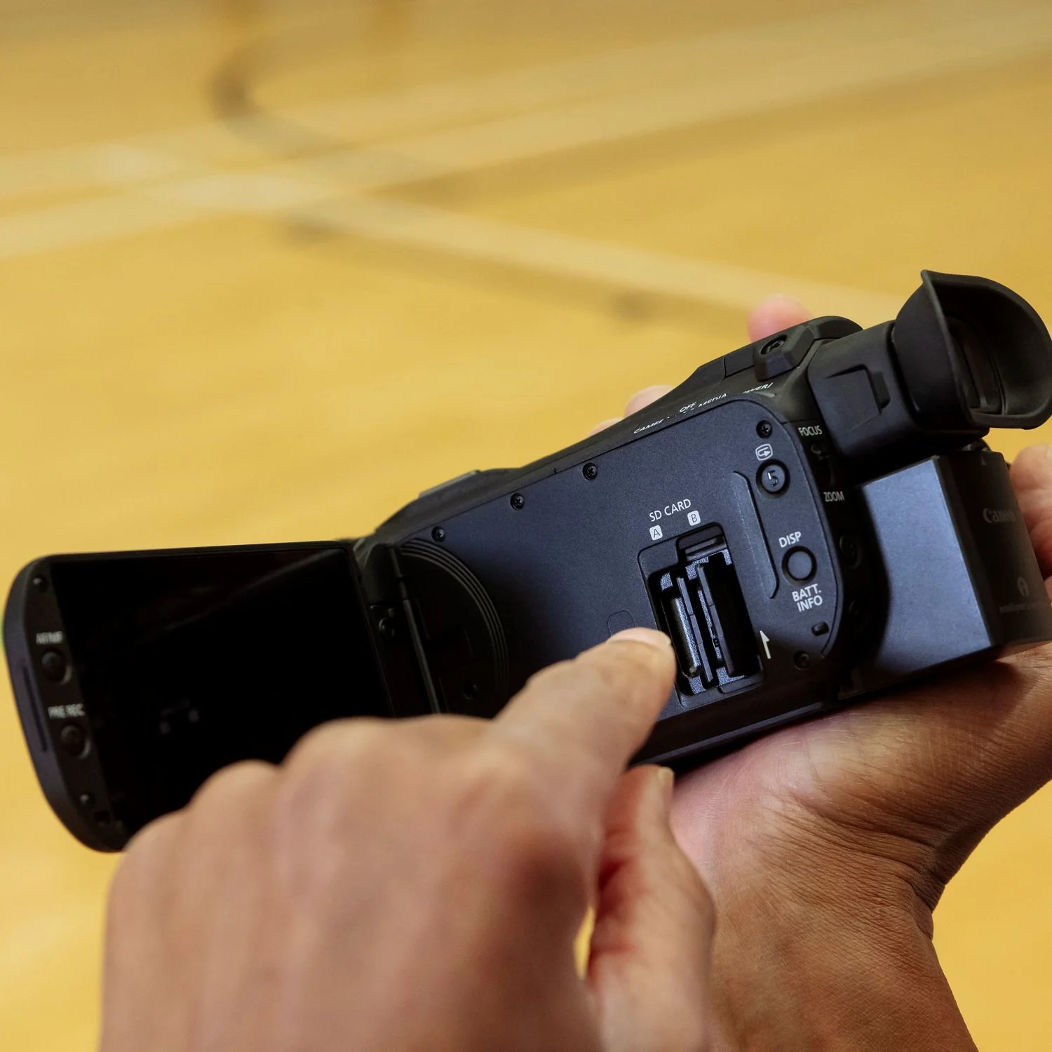 Câmara de Vídeo Canon LEGRIA HF G70 4K UHD Zoom 20x Ecrã Tátil 3.5" - Imagem 10