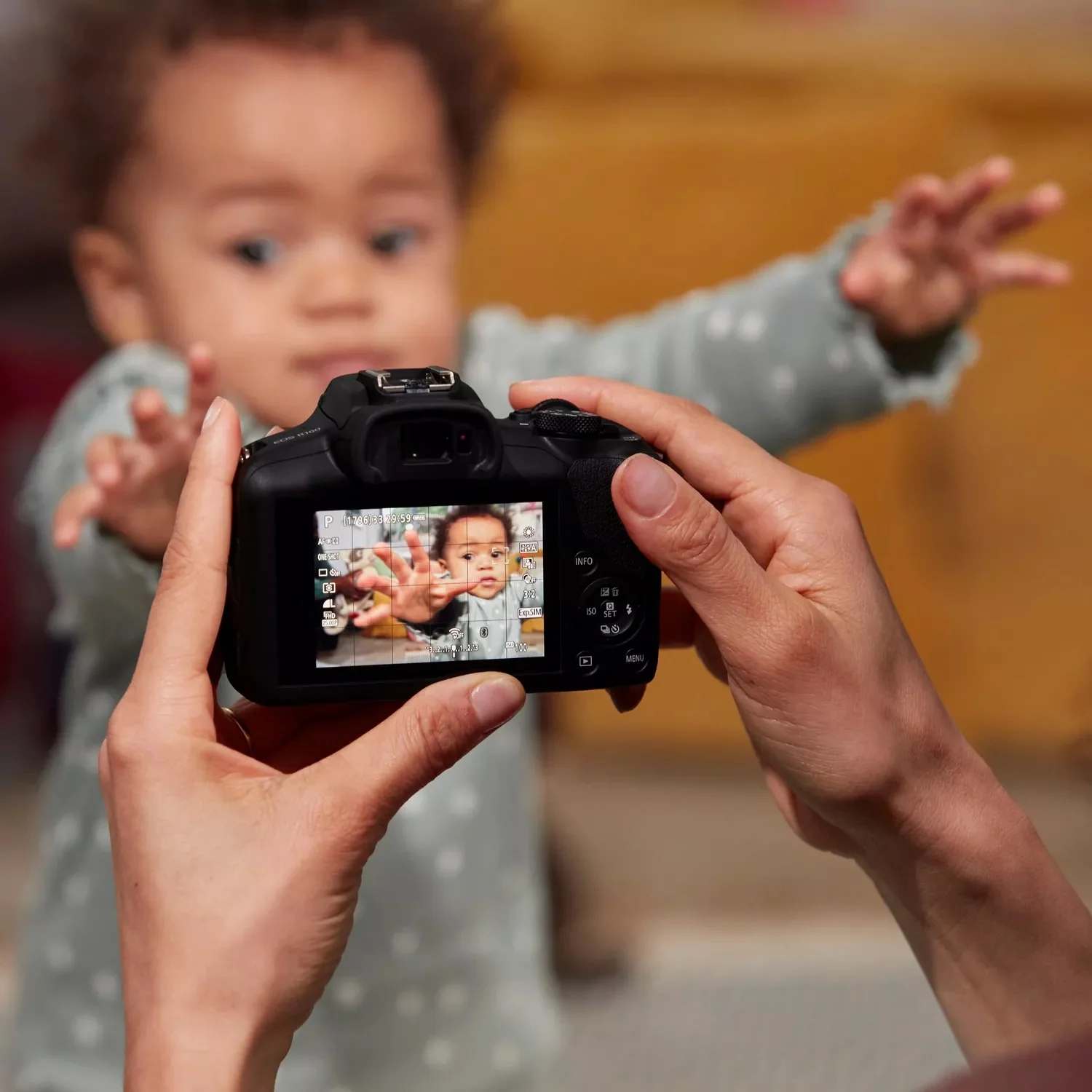 Câmara Mirrorless Canon EOS R100 Kit RF-S 18-45mm IS STM 24.1MP 4K - Imagem 13