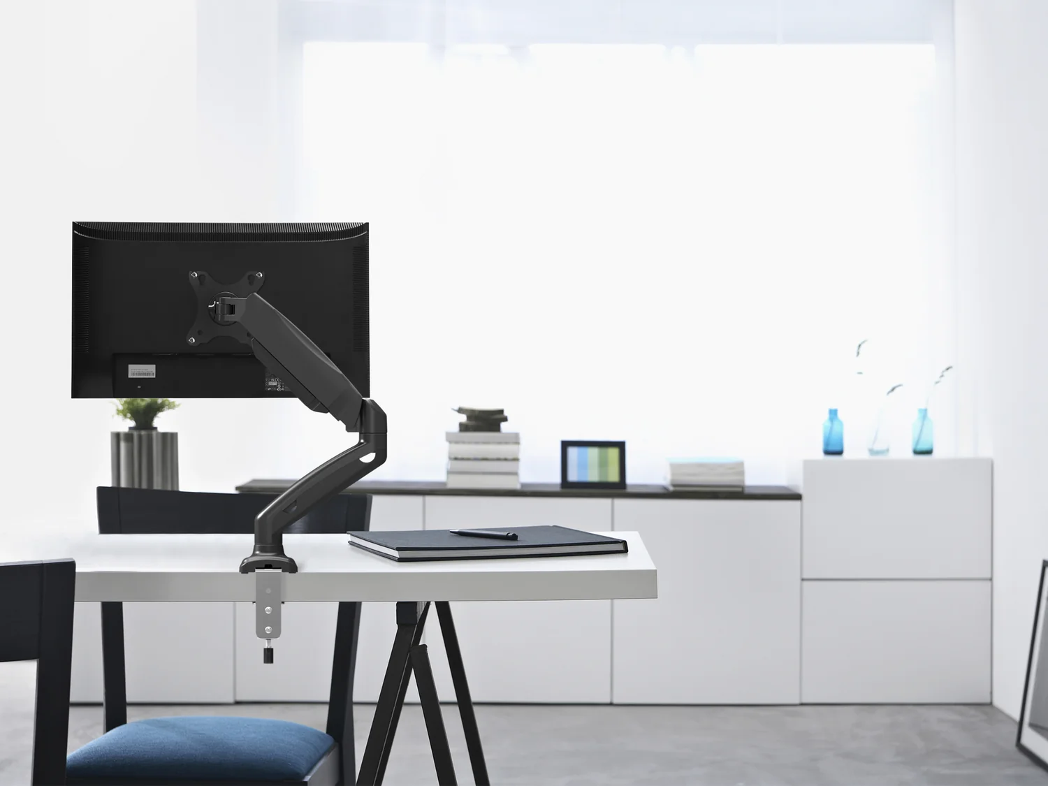 Suporte de Mesa para Monitor Equip 650120 Articulado com Mola a Gás 17"-32" - Imagem 3