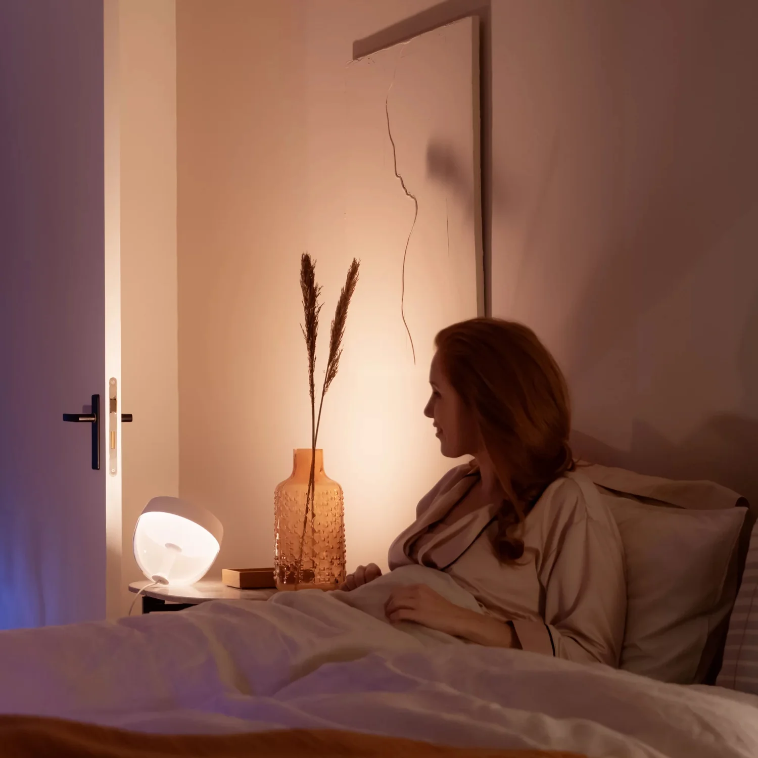 Candeeiro de Mesa Inteligente Philips Hue Iris Gen4 LED RGB Preto - Imagem 4