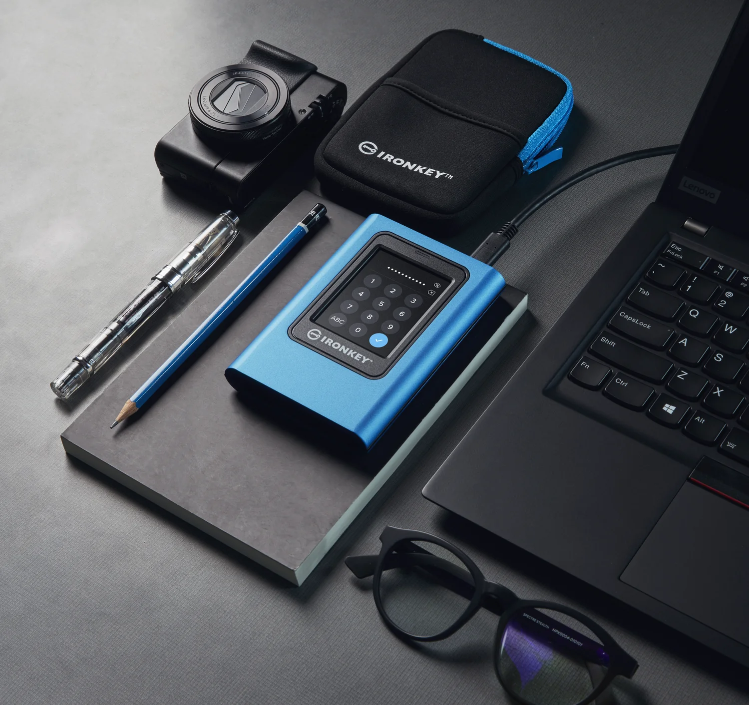 Disco SSD Externo Encriptado Kingston IronKey Vault Privacy 80 7.68TB USB-C 3.2 AES-256 Azul - Imagem 12