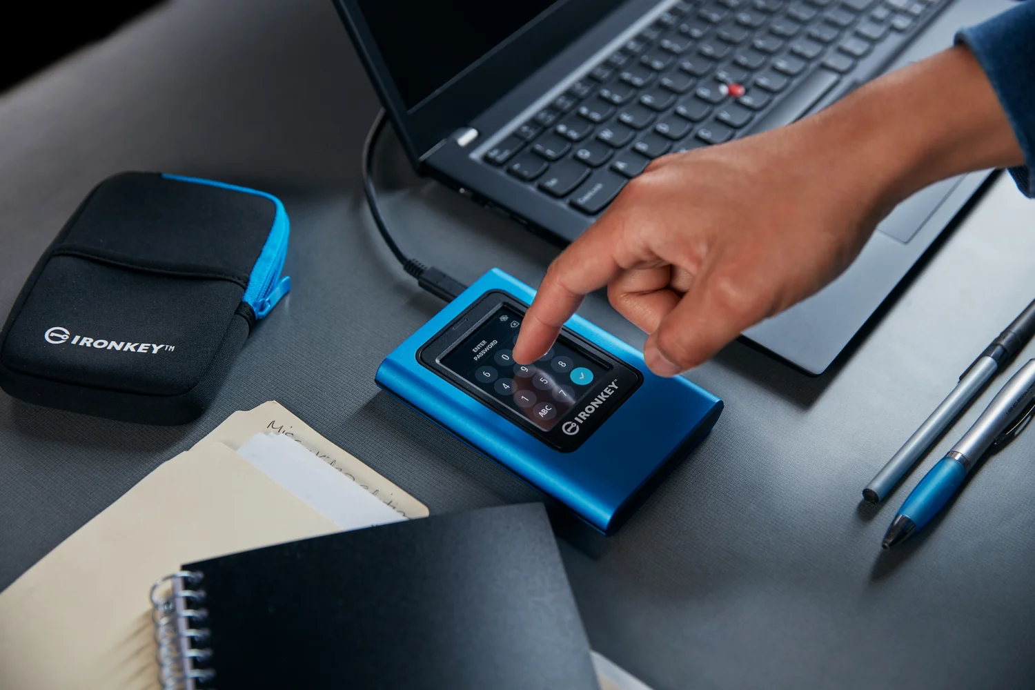 Disco SSD Externo Encriptado Kingston IronKey Vault Privacy 80 7.68TB USB-C 3.2 AES-256 Azul - Imagem 8
