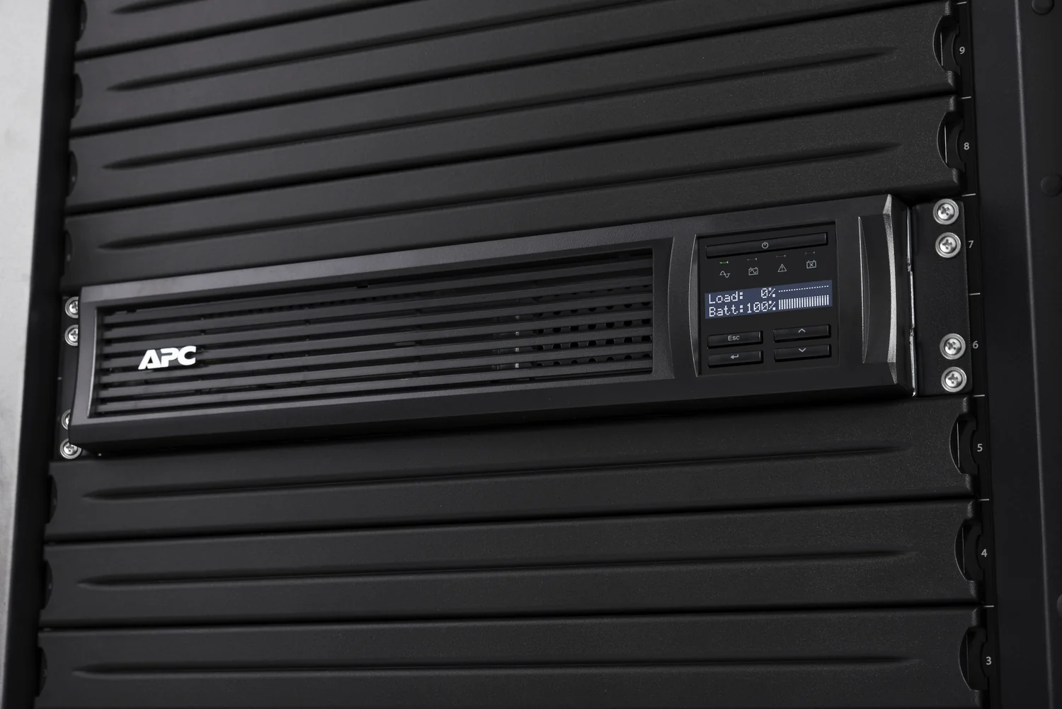 UPS Linha Interativa 1500VA 1000W APC Smart-UPS Rack 2U LCD SmartConnect 4x C13 - Imagem 9