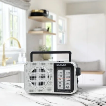 Rádio Portátil Daewoo DW1125 AM/FM com Altifalante Integrado, Saída Jack 3.5mm, AC/Pilhas - Cinzento Metalizado - Imagem 3