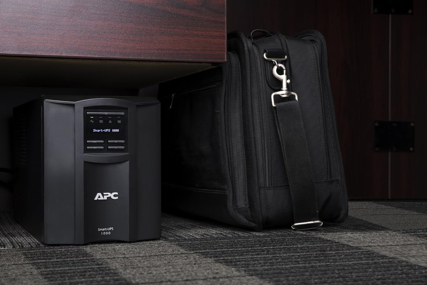 UPS APC Smart-UPS SMT1000IC 1000VA Preto SmartConnect - Imagem 2