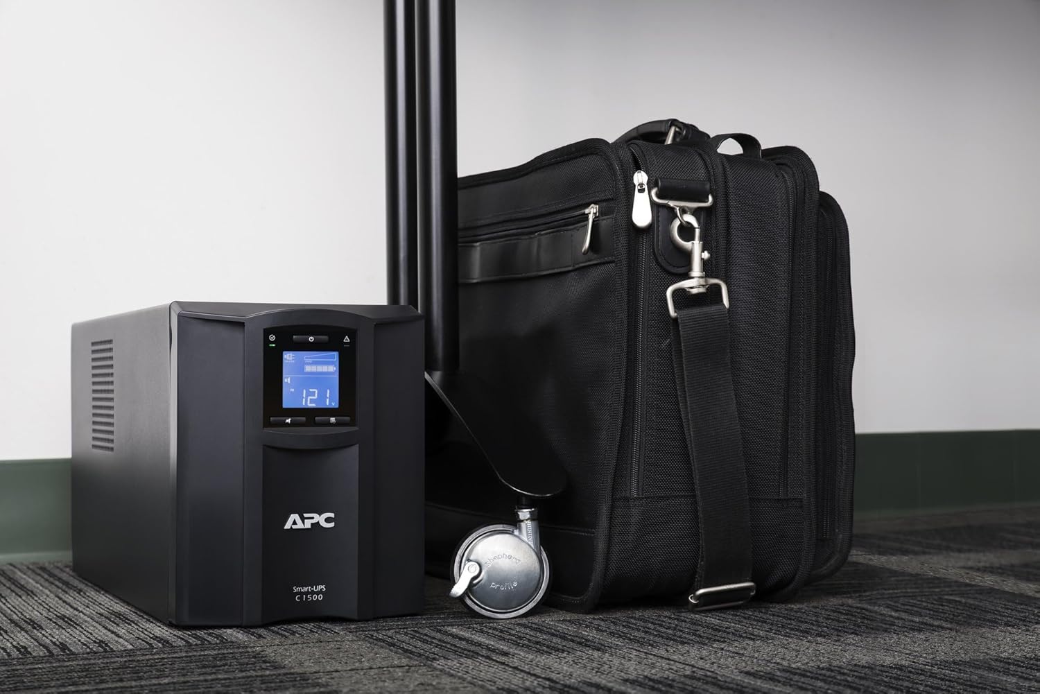 UPS APC Smart-UPS C 1500VA LCD Preto SmartConnect - Imagem 2