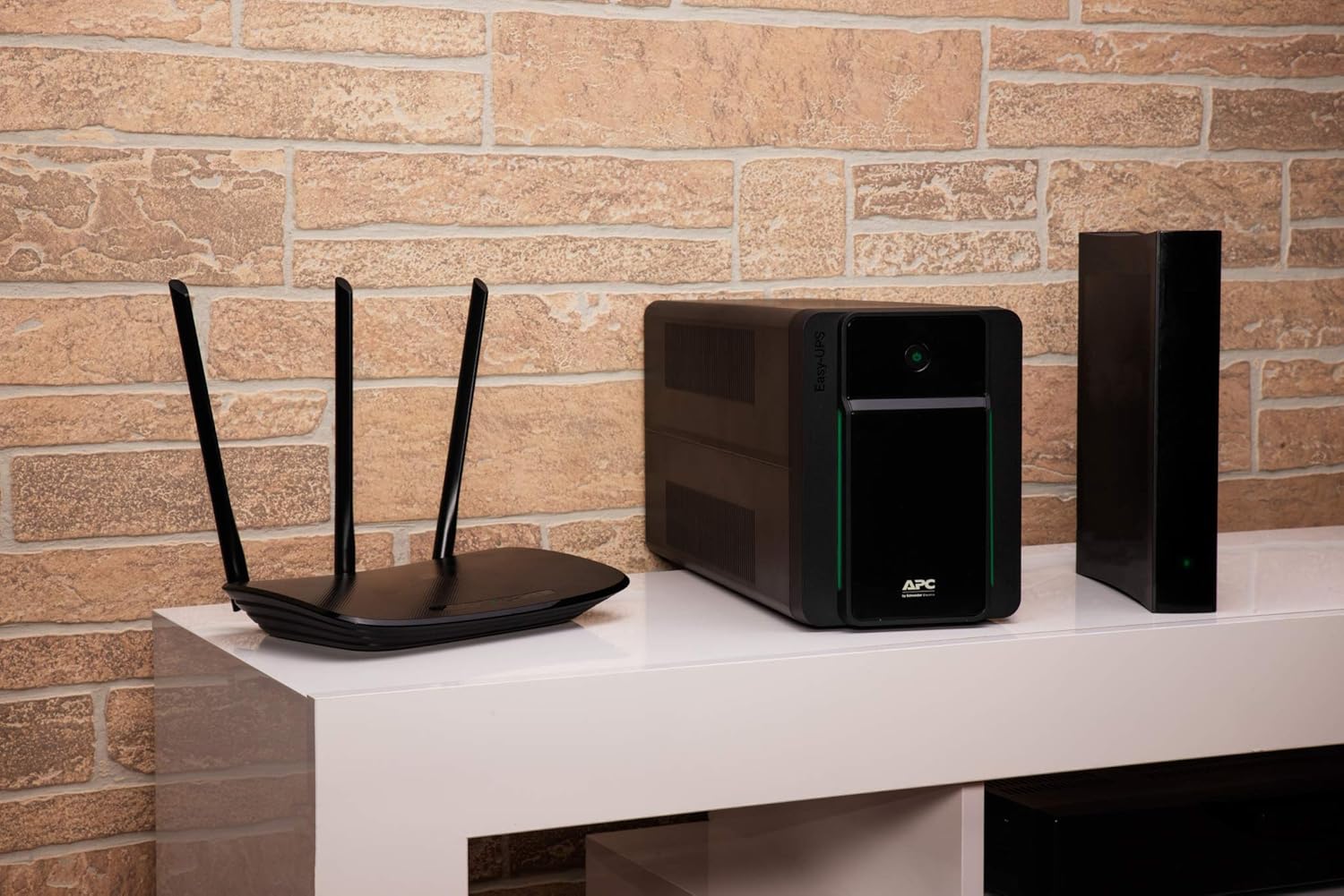 APC Easy UPS BVX Series BVX1200LI-GR - UPS - AC 230 V - 650 Watt - 1200 VA - 9 Ah - conectores de saída: 4 - Imagem 6