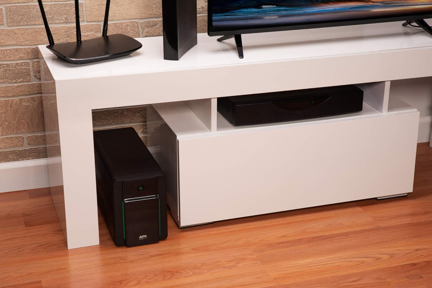 APC Easy UPS BVX Series BVX1200LI-GR - UPS - AC 230 V - 650 Watt - 1200 VA - 9 Ah - conectores de saída: 4 - Imagem 5