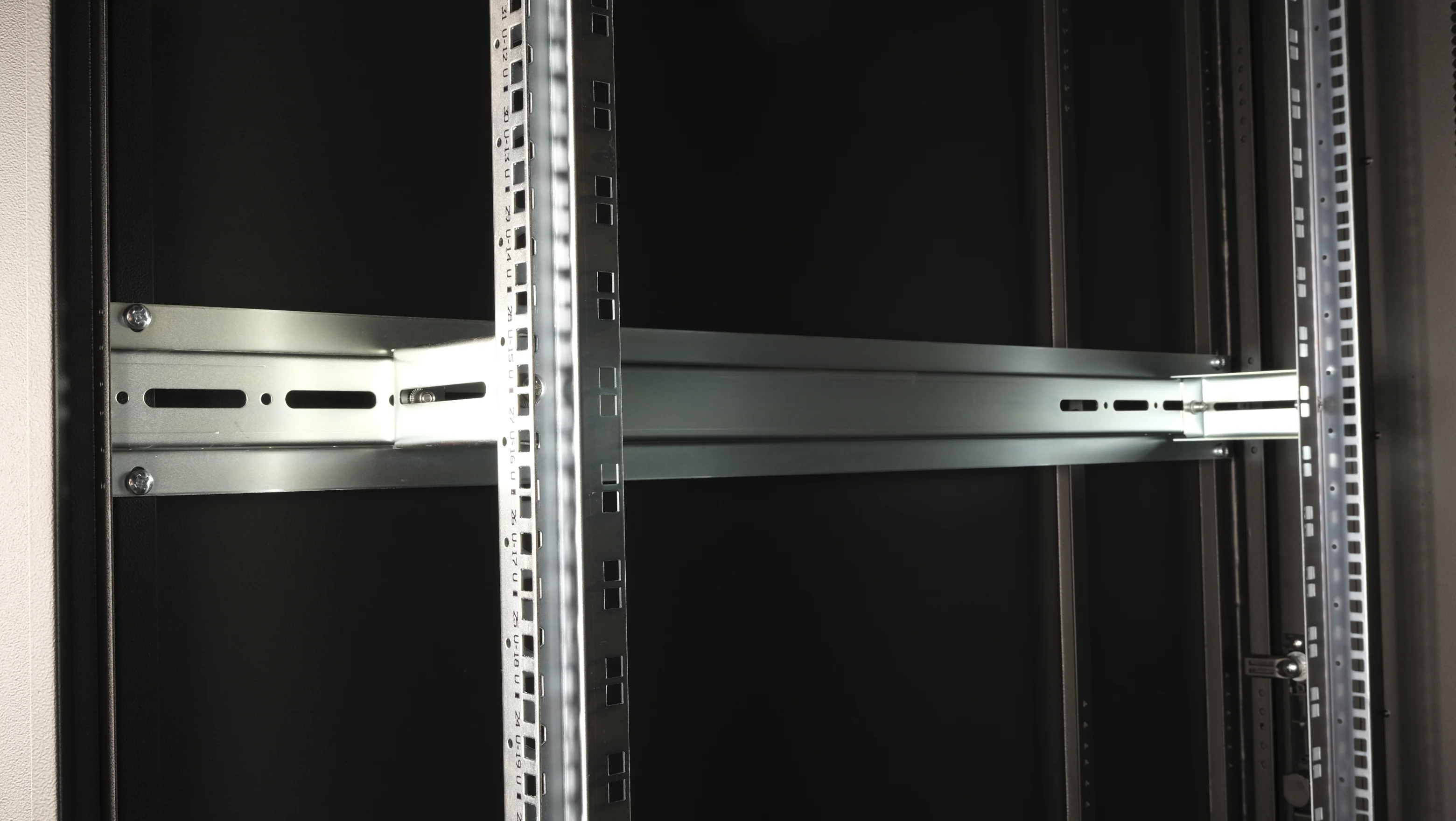 Bastidor rack 19" 42U Equip Basic Flex 800x1000mm Porta Perfurada Preto RAL9005 - Imagem 8
