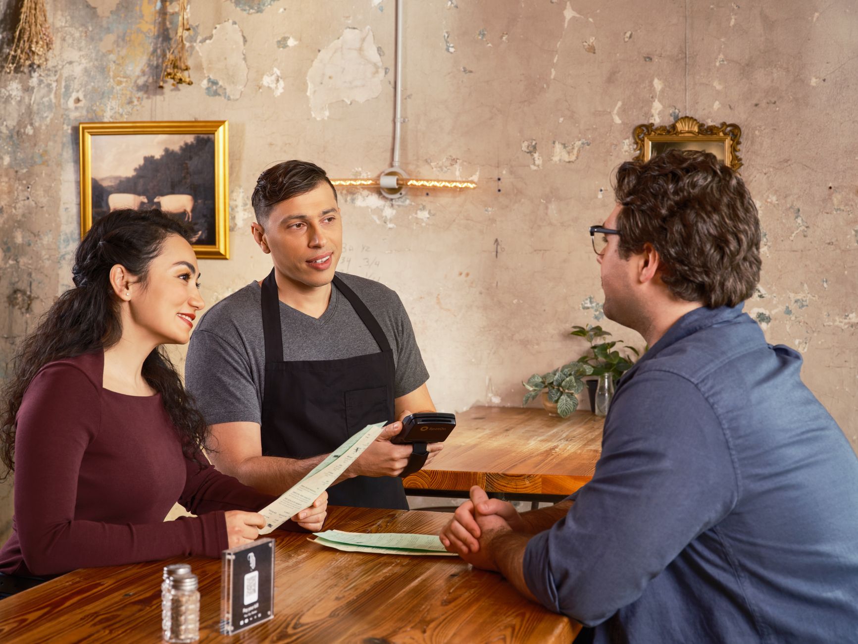 Atendimento com terminal de ponto de venda num restaurante