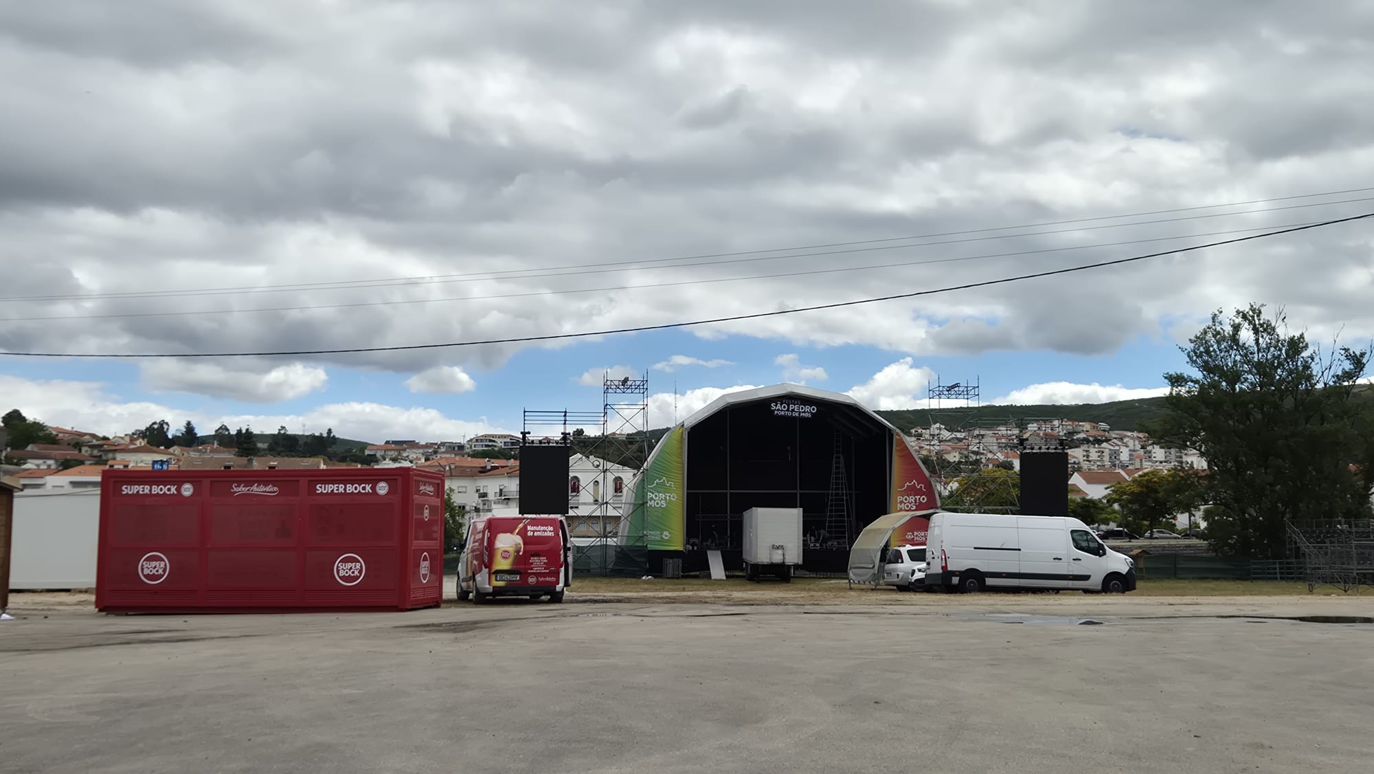 Palco das Festas de São Pedro em montagem, equipado pela MegaPC