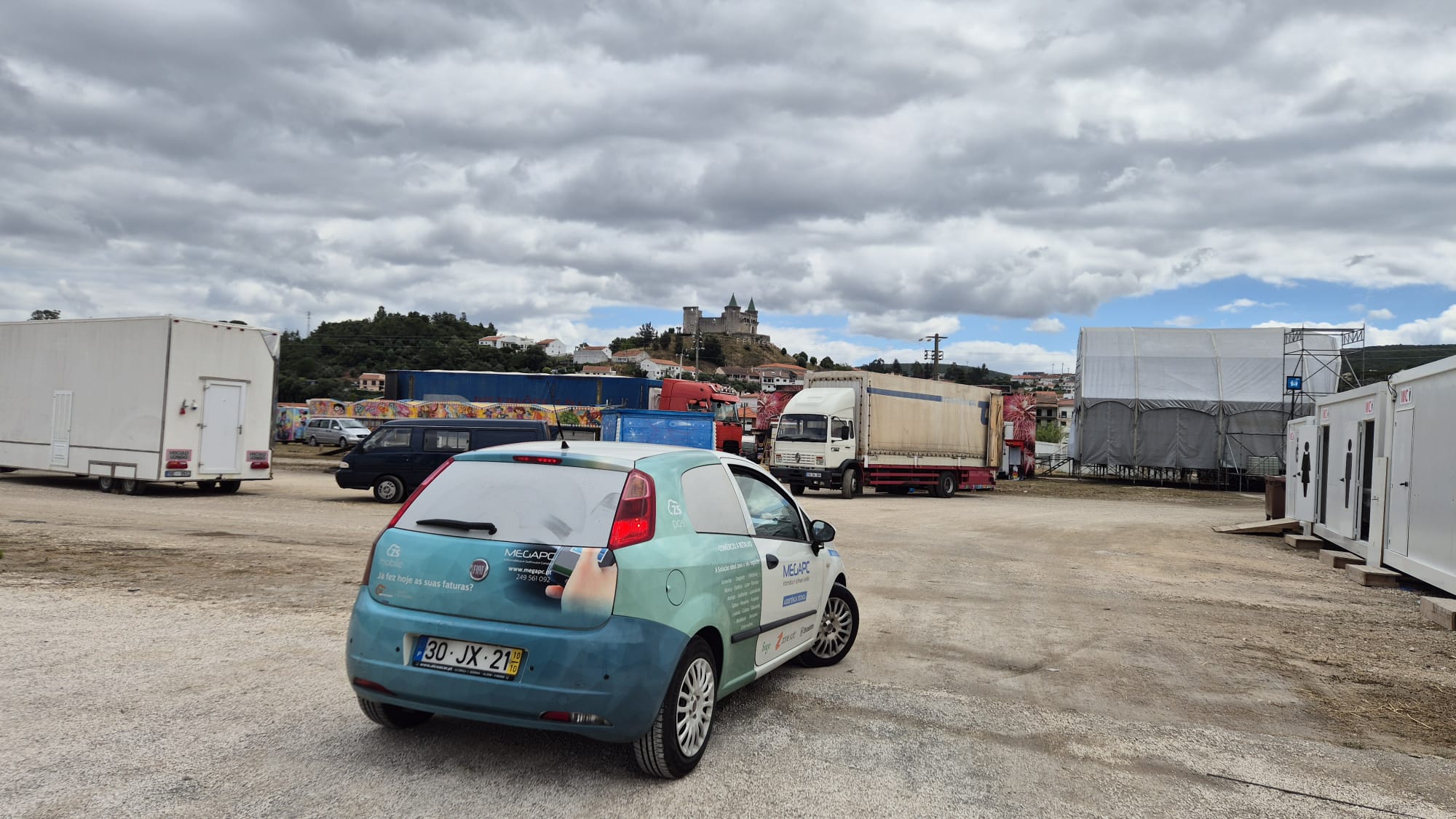 Montagem do recinto da festa com a carrinha MegaPC