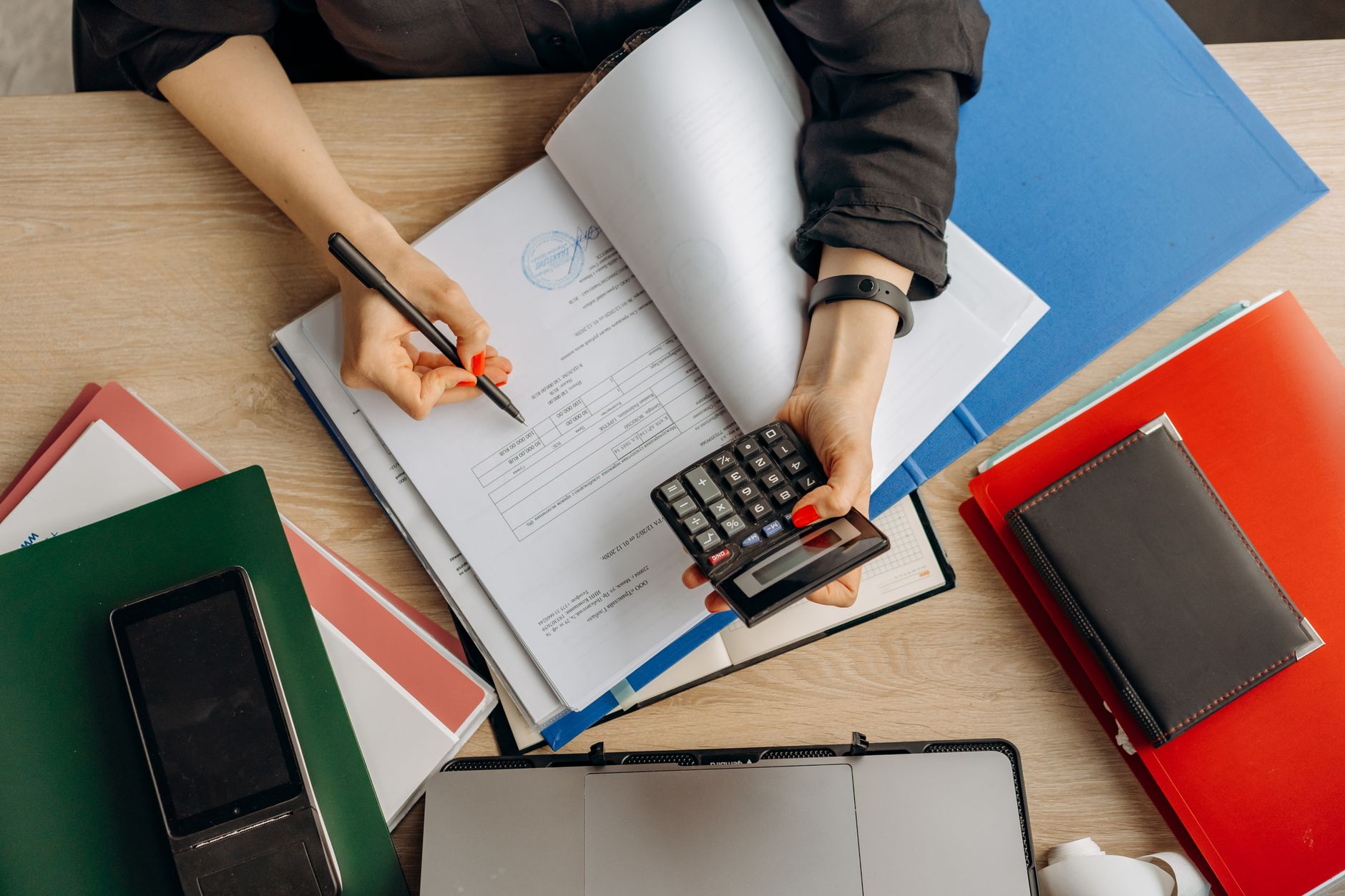 Gestão e contabilidade com faturas, calculadora e portátil